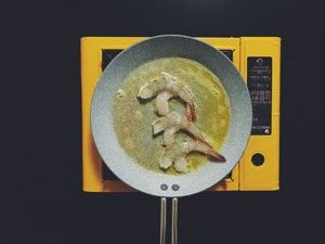 DuDu食谱—菠菜汁意面配扇贝虾球的做法步骤 第9步