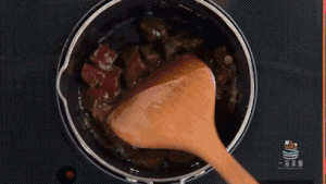 一朵美厨：黑蒜子牛肉粒——牛肉这样吃，我能吃一整盘，连大蒜都没放过！的做法步骤 第5步