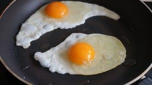 牛角包培根鸡蛋三明治的做法步骤 第2步