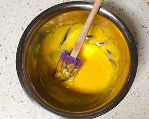【绵软软de电饭锅蛋糕】第1次就成功哒👉炒鸡好吃de彤小宝鸭鸭蛋糕的做法步骤 第6步
