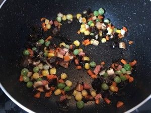 炒饭，各种料的做法步骤 第3步