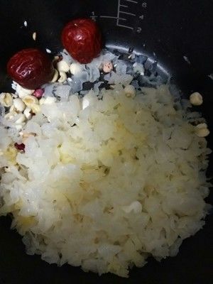 如何煮出浓浓的银耳粥的做法步骤 第2步