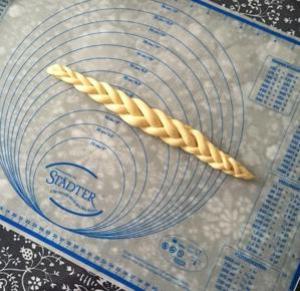 五股辫子金牛角面包的做法步骤 第7步