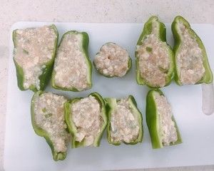 留学生料理/青椒酿肉的做法步骤 第2步