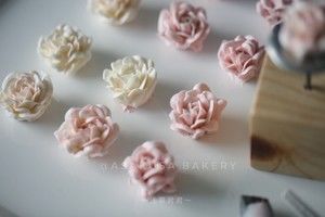 粉嫩公主裱花蛋糕的做法步骤 第1步