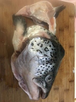 三文鱼头炖豆腐的做法步骤 第1步