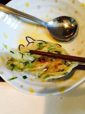 小馄饨皮葱油饼的做法步骤 第6步