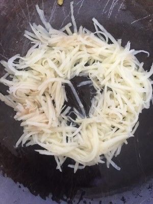 土豆丝鸡蛋饼(懒人快手早餐首选)的做法步骤 第2步