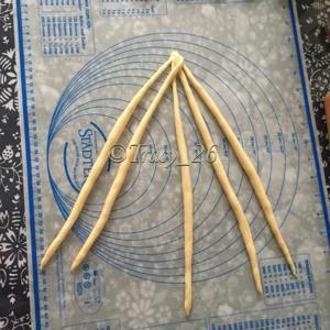 五股辫子金牛角面包的做法步骤 第3步