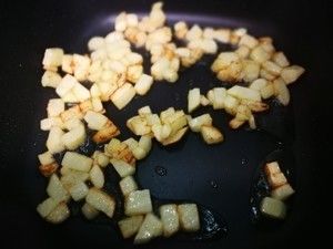 快手下饭菜：焦香土豆丁豆角炒肉馅儿的做法步骤 第2步