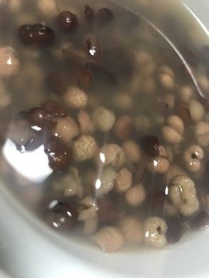 薏米红豆汤 铸铁锅和电饭煲的区别的做法步骤 第1步