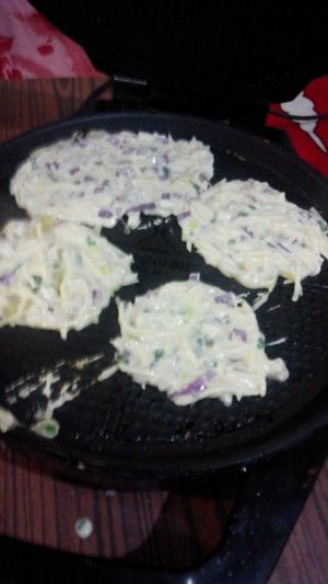 土豆洋葱煎饼的做法步骤 第1步