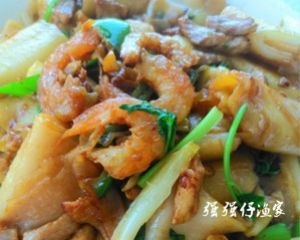 虾干瘦肉猪肠粉（秒杀炒年糕）的做法步骤 第3步