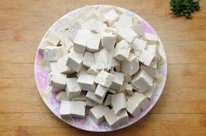 清炒豆腐块 鲜嫩可口又入味 最快手的豆腐炒法的做法步骤 第2步