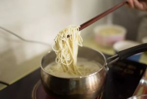 懒人面条，不揉面不擀面，筷子两搅，一次3碗不够吃！的做法步骤 第2步