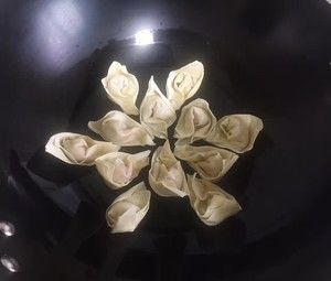 抱蛋馄饨的做法步骤 第2步
