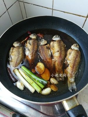 让鱼刺软烂的【红烧鲫鱼】的做法步骤 第9步