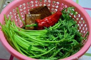 清炒茼蒿菜的做法步骤 第1步