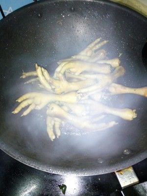 最喜欢豉油鸡爪子的做法步骤 第2步