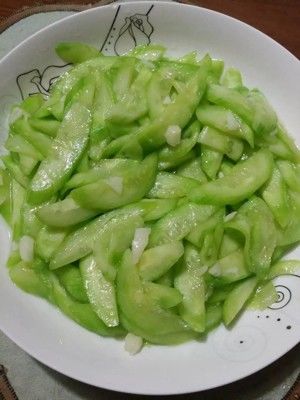 最简单的菜、也是最美味的菜----蒜泥黄瓜的做法步骤 第1步
