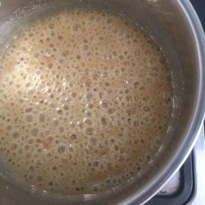 酱汁馅料40:  焦糖牛奶杏仁糖（肉桂卷面包辅料）的做法步骤 第2步