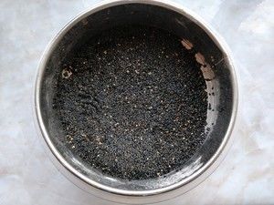 蜂窝煤黑芝麻发糕的做法步骤 第2步