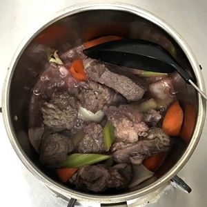 勃艮第红酒罗勒炖牛肉的做法步骤 第3步