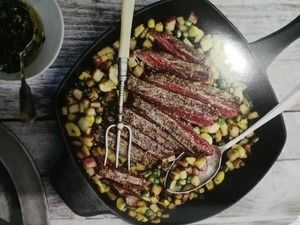 Flank Steak 切块牛排配西葫芦蔬菜丁佐阿根廷香辣酱的做法步骤 第1步