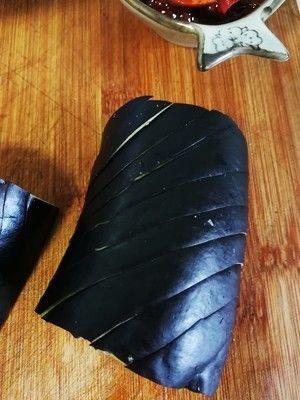 孕妇餐:松茸蒸鸽子，腰花烂肉茄子，烧鸭血，红枣杂粮饭。的做法步骤 第4步