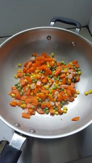 (胡萝卜火腿豌豆虾仁)什锦蛋炒饭的做法步骤 第3步