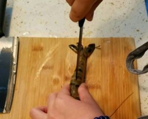 香草黄油明虾【全世界最简单的西餐】的做法步骤 第2步