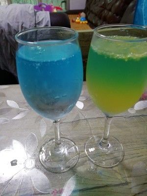 自调鸡尾酒（黄绿色，蓝色，多种颜色）的做法步骤 第4步