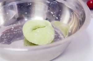 菠菜虾仁迷你水饺（宝宝长力气~）的做法步骤 第3步