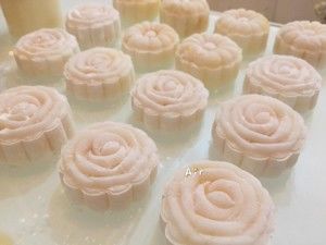 小吃货的「提前中秋快乐：榴莲芝士芒果冰皮月饼」的做法步骤 第14步