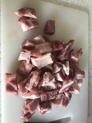 东北酸菜炖月牙骨的做法步骤 第1步