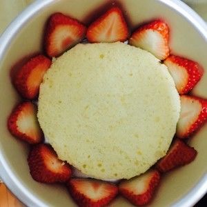 懒人版草莓慕斯的做法步骤 第1步