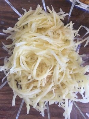 土豆丝鸡蛋饼(懒人快手早餐首选)的做法步骤 第1步