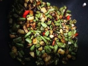 快手下饭菜：焦香土豆丁豆角炒肉馅儿的做法步骤 第9步