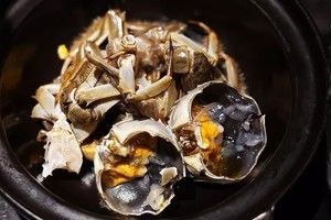 杭帮年糕炒蟹:跟大厨学菜之杭州尊蓝钱江的做法步骤 第2步