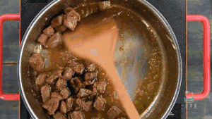一朵美厨：黑蒜子牛肉粒——牛肉这样吃，我能吃一整盘，连大蒜都没放过！的做法步骤 第8步