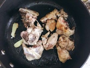无比丰富鲜美的四合汤（鸡、腊鸭、猪、蹄）的做法步骤 第4步