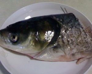 家常鱼头豆腐汤(少油简易)的做法步骤 第1步