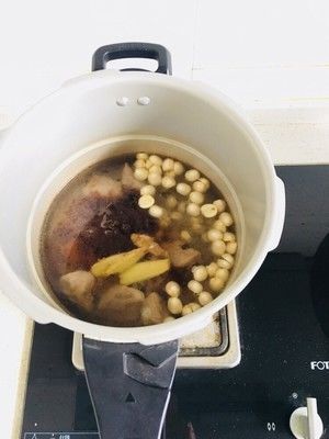 桃胶排骨莲子汤的做法步骤 第6步