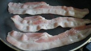 牛角包培根鸡蛋三明治的做法步骤 第3步