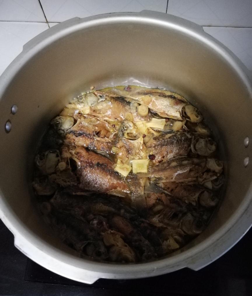 酥鲫鱼