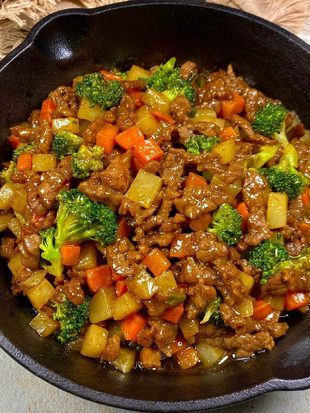 土豆燉牛肉之饭扫光，这样做也太香了吧，还没出锅已是浓香四溢了