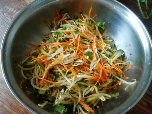 黄瓜拌绿豆芽家常做法3
