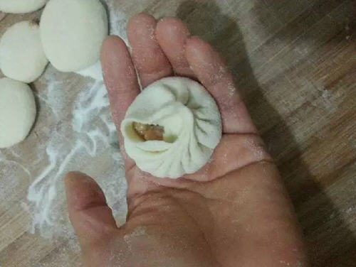 菊花包子的捏法图解5