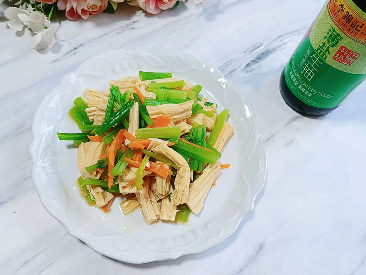 芹菜拌腐竹的做法