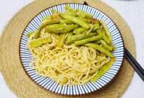 #我的夏日味道vlog#扁豆焖面，超简单懒人电饭煲食谱的做法
